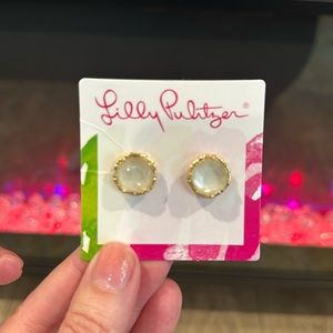 New w/🏷️ Lilly Pulitzer stud earrings in social white